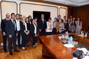 وزير الطيران ومسئولي التنمية المجتمعية بالجامعة البريطانية