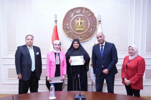 لدعم مشروعات المرأة المعيلة.. وزير العمل يسلم معدات مهنية لخريجات برامج التدريب المهني بالمنوفية وأسيوط 