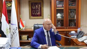 وزير النقل يشيد بموقف سيدة بأسوان.. ويكرمها لتصديها لرشق قطار بالحجارة