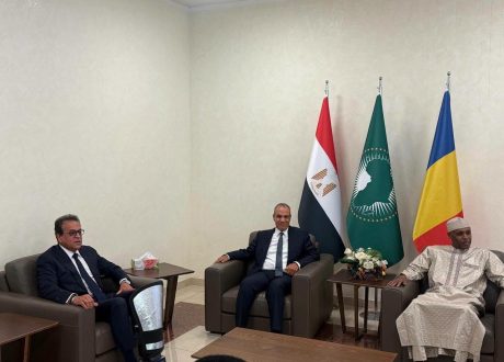 تنفيذًا لتوجيهات الرئيس السيسي.. وزير الصحة يبحث في تشاد تعزيز التعاون الصحي ودعم المنظومة الطبية 
