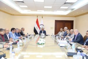 وزير الدولة للإنتاج الحربي يتابع خطط تطوير الشركات وتعميق التصنيع المحلي