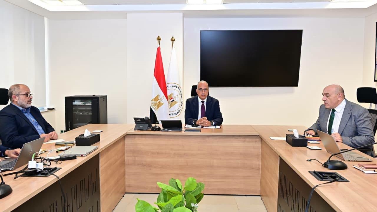 وزير الري يتابع جهود التكيف مع التغيرات المناخية ويؤكد أهمية وضع رؤية متكاملة ومستدامة لإدارة السواحل المصرية