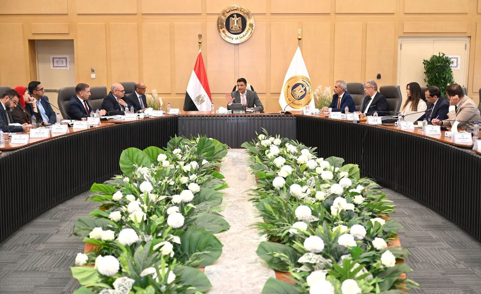وزير الصناعة: تشكيل لجنة لتنفيذ خطة توطين صناعة السيارات وزيادة المكون المحلي وتصنيع الهيكل بالكامل في مصر
