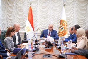 وزير العمل يتابع الاستعدادات لإطلاق منظومة رقمية موحدة لتصاريح عمل الأجانب