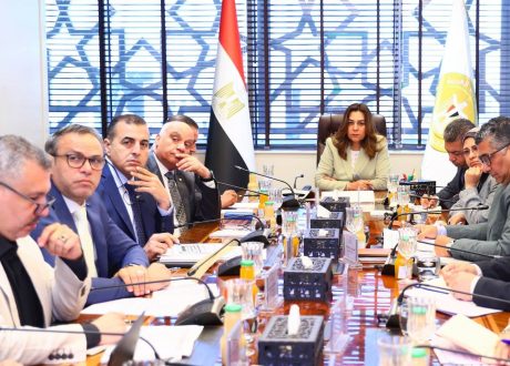 وزيرة التنمية المحلية والبيئة تستعرض خطة 2026/2027 لمواجهة التلوث والتغيرات المناخية