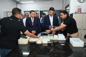 أكثر من 300 منصة منتج و500 مهندس.. وزير الصناعة يتفقد مركز «فوتون إكس» بالقليوبية