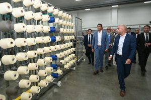 استثمارات 900 مليون جنيه.. وزير الصناعة يتفقد مصنعين للغزل والنسيج بالسادس من أكتوبر