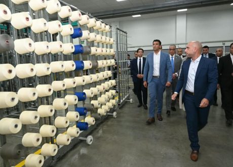 استثمارات 900 مليون جنيه.. وزير الصناعة يتفقد مصنعين للغزل والنسيج بالسادس من أكتوبر