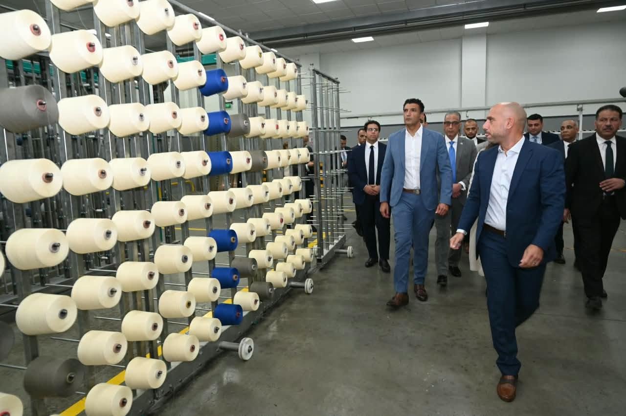 استثمارات 900 مليون جنيه.. وزير الصناعة يتفقد مصنعين للغزل والنسيج بالسادس من أكتوبر