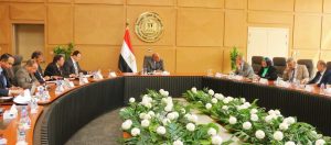 «قدرات جديدة من الشمس والرياح».. وزير الكهرباء يبحث ربط مشروعات الطاقة المتجددة بالشبكة