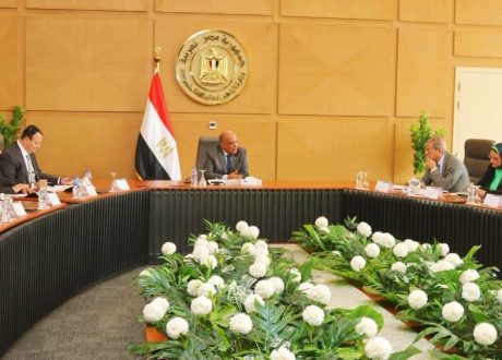 «قدرات جديدة من الشمس والرياح».. وزير الكهرباء يبحث ربط مشروعات الطاقة المتجددة بالشبكة