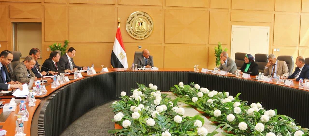 «قدرات جديدة من الشمس والرياح».. وزير الكهرباء يبحث ربط مشروعات الطاقة المتجددة بالشبكة