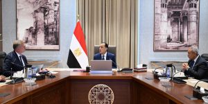 مدبولي يتابع مع وزير البترول ملفات إمدادات الغاز وزيادة الإنتاج والاستثمارات