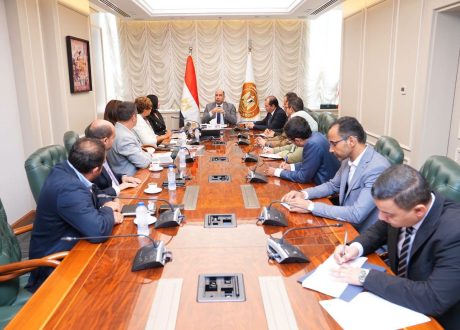وزير العمل يبحث تنظيم التوظيف الإلكتروني وحماية الشباب من الإعلانات الوهمية