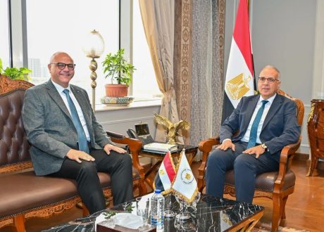 وزير الري يبحث مع محافظ الإسكندرية استعادة الشواطئ.. وإنهاء المشروع قبل الصيف المقبل