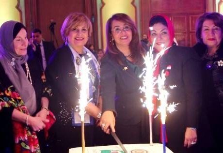 شاهد غادة والى امام تورتة نوادى (الاينرويل)  فى احتفالية المشاريع الخيرية 