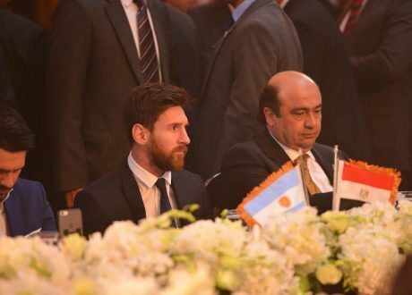 المسئولية المجتمعية لـ”ميسي” في مصر ..رسالة في صورة