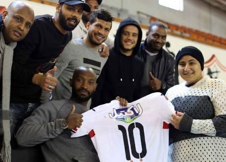 الزمالك يدعم «زهرة» مريضة السرطان خلال زيارتها للفريق.. و«شيكابالا» يمنحها قميصه