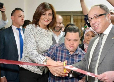 وزيرة الهجرة تفتتح معارض الفنون التشكيلية بالملتقى الدولي لذوى الاحتياجات الخاصة 