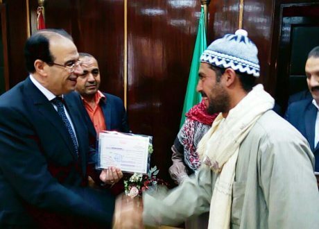بالصور.. محافظ الدقهلية يسلم شهادات محو الأمية لـ 35 من الدارسين بعزبة الصفيح