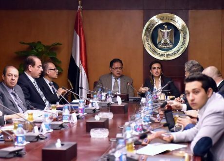 سحر نصر تبحث مع وزير الصحة دعم 20 وحدة رعاية صحية بالمحافظات الأكثر احتياجا