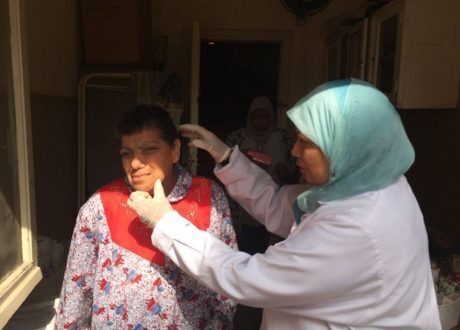 بالصور..”رجال أعمال الأسكندرية” تنظم قافلة طبية لدار “الهداية” لرعاية المسنين
