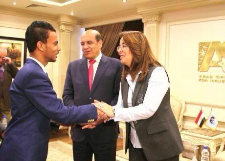 غادة والي تشهد تكريم الطالب “عبد الرحمن” الحاصل على ذهبية معرض جنيف الدولي للابتكارات