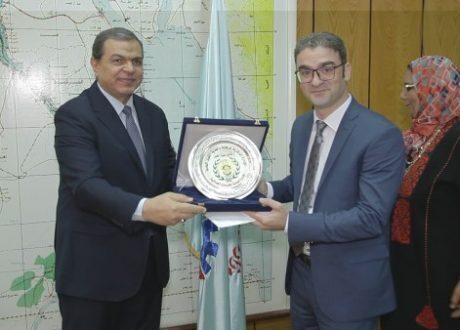 بالصور .. درع التميز لـ«العربي» لتطبيقها معايير السلامة والصحة المهنية