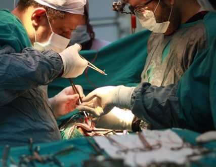 بالصور..خبير عالمي لجراحات «القلب» الحرجة فى ضيافة جمعية «الأورمان»