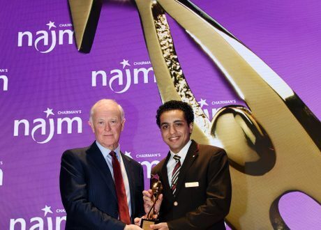 “طيران الإمارات” يكرم مصريا أنقذ حياة طفل على متن إحدى طائراتها