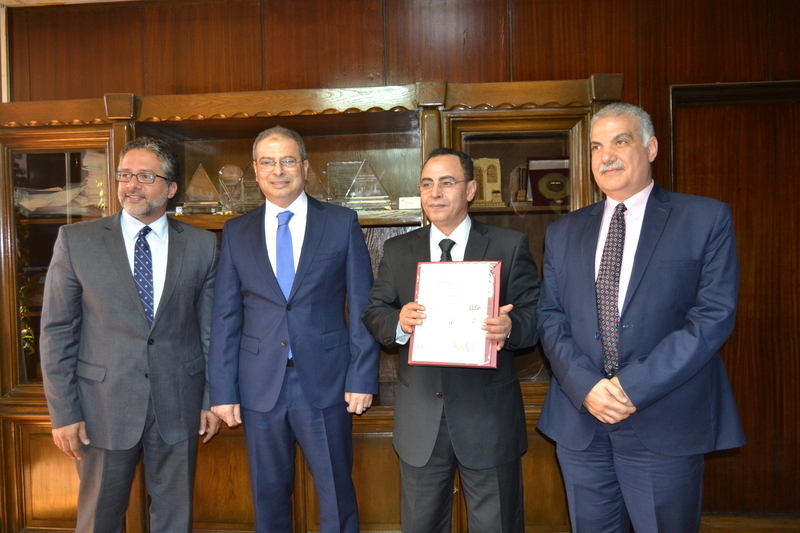 «القابضة للكهرباء» تسلم مركز تدريب «أبوقير» شهادة الأيزو «ISO9001-2015»