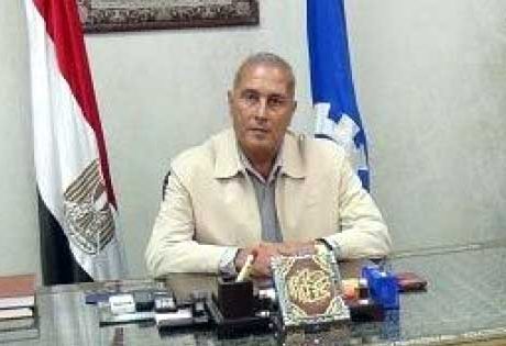 محافظ السويس يعقد اجتماعا لاستعراض تطوير الطرق وإنشاء الكبارى 