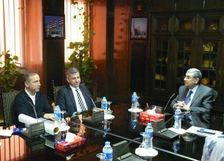 «شاكر» يجتمع بسفير قبرص بالقاهرة في إطار الاهتمام بمشروع الربط الكهربائي