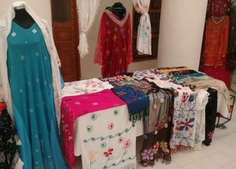 «السفير المصري» يفتتح معرض التضامن «للحرف اليدوية» التراثية المصرية في الكويت