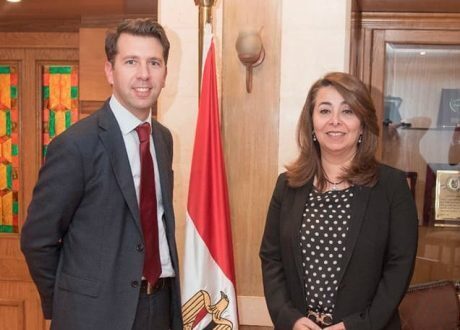 «والي» تستقبل الرئيس الجديد لشركة «فودافون» لبحث سبل التعاون المجتمعي بينهما