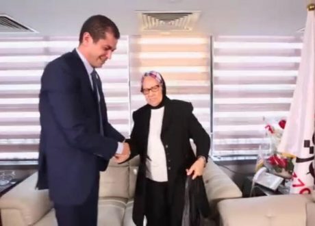 نموذج للمسئولية المجتمعية للمواطنين ..سيدة تتبرع بذهبها بالكامل للمساهمة فى تنمية سيناء