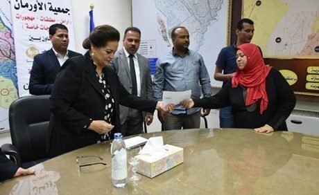 “أورمان وبنك مصر  يوزعان 25 شهادة أمان على المطلقات والأرامل