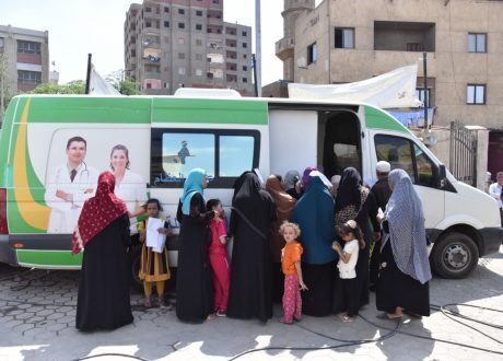 فحص 1329 مواطنًا في قافلة علاجية بمركز سمسطا ببني سويف