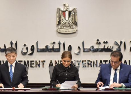 مصر والصين توقعان منحة لتوريد المعدات التعليمية بجامعة قناة السويس