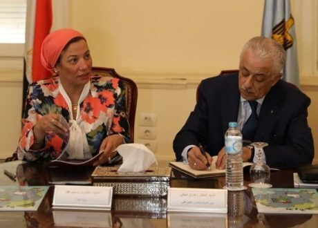 «البيئة» تبحث مع «التربية والتعليم» دمج المفاهيم البيئية فى المناهج الدراسية