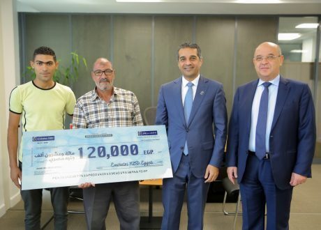 ضمن مسؤليته الاجتماعية.. «الإمارات دبي الوطني» يدعم شاب لإنقاذه أسرة بينهم 3 أطفال في حريق عقار