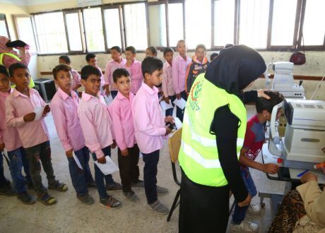 “أولادنا فى عنينا” تستأنف قوافلها للعام الدراسي الجديد بتوقيع الكشف على العيون