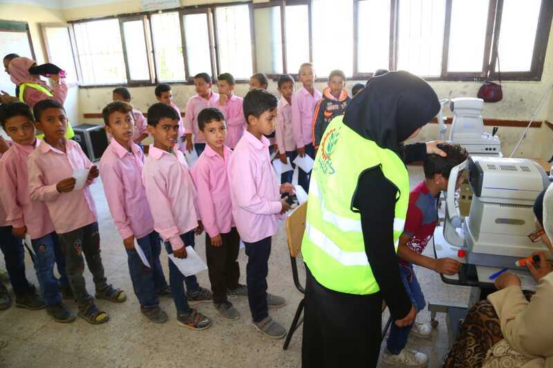 “أولادنا فى عنينا” تستأنف قوافلها للعام الدراسي الجديد بتوقيع الكشف على العيون