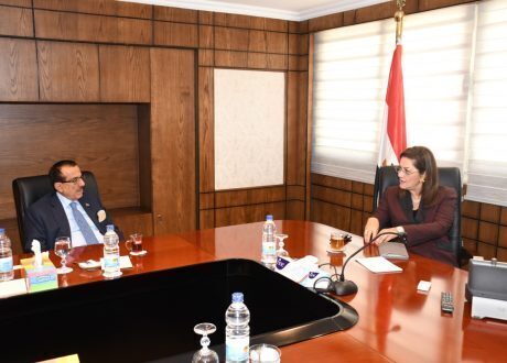وزيرة التخطيط تلتقى برجل أعمال إماراتي لبحث فرص الاستثمار المتاحة في صندوق مصر السيادي