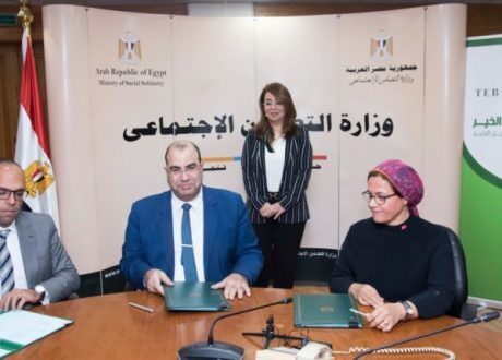 Egypt seeks recycling plastic banners’ wastes to be reproduced as school bags