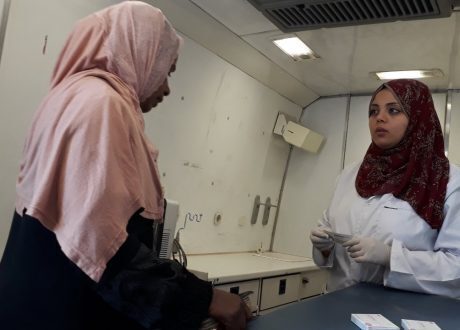توقيع الكشف المجاني على 3374 مواطنًا بقافلة طبية في أسوان والمنيا