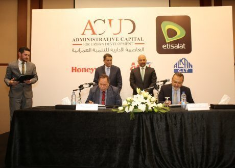 توقيع عقد اتفاق بين العاصمة الإدارية واتصالات مصر لتقديم حلول المدن الذكية