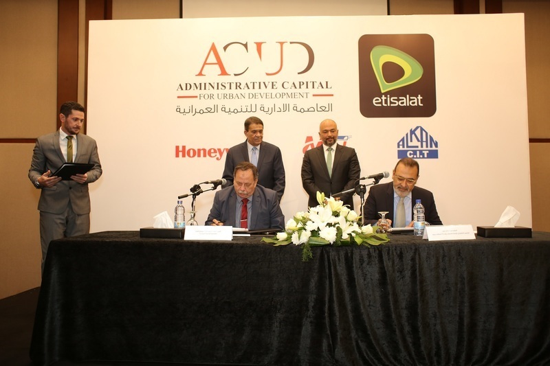 توقيع عقد اتفاق بين العاصمة الإدارية واتصالات مصر لتقديم حلول المدن الذكية