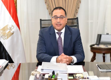 رئيس الوزراء: الدولة مهتمة بالصحة والتعليم.. ومبادرات لتخفيض كثافة الفصول