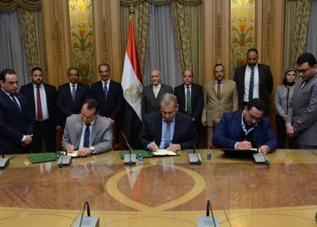 البريد يوقع مذكرة لإنشاء مصنع لإعادة تدوير الإطارات المستعملة